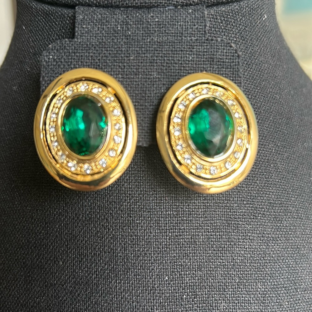 Vintage Faceted Emerald Colored Clip On Earrings - Picture 4 of 6